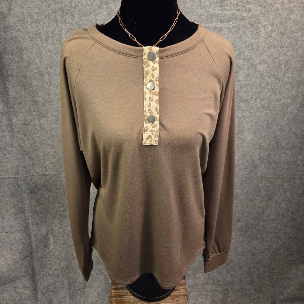 Mystree Womens Sz M Olive Brown Leopard Print Snap Henley Top Long Sleeve 19401